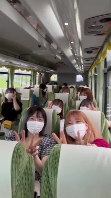 修学旅行1日目、7時半に本庄駅を出発したバス車内で、楽しそうな生徒たちの様子を写した画像です。