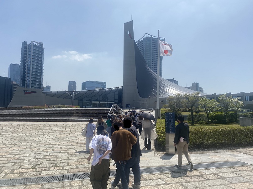 当日は好天に恵まれ、日差しの強さからか早くも日傘が目立ち始めました。まだ4月でも直射日光の下では夏のような暑さです。